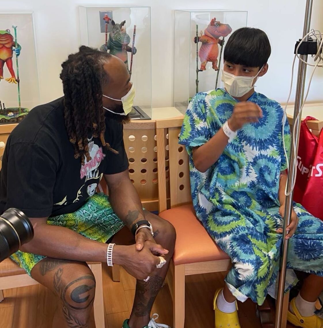 We got to hang out with @showtyme_33 &amp; our friends at @elpasochildrenshospital today 🤍

Thank you @worldtechtoys @lokai @apple for always blessing the families 🙏🏻