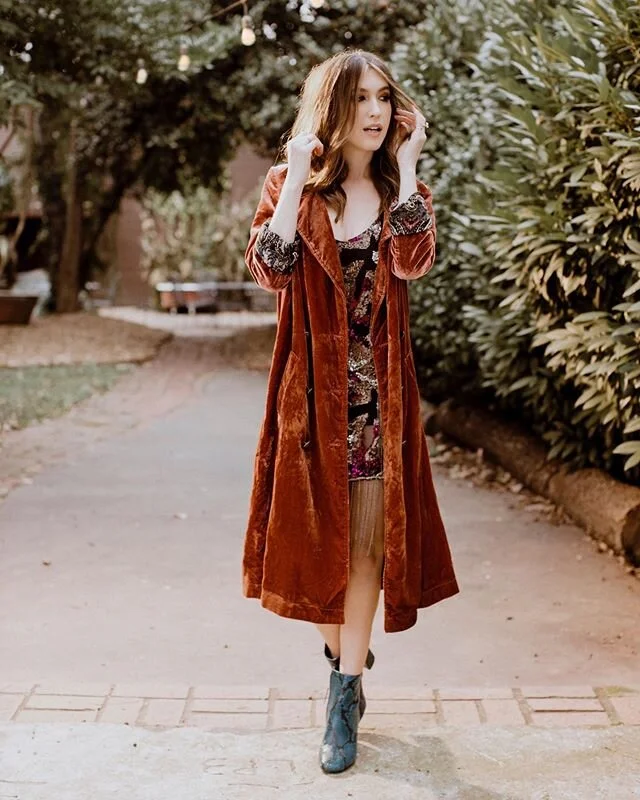 you guys are seriously amazing- London is already selling super fast! In case you missed it, me and @tylerhilton are heading back across the pond for a LONDON gig May 5th at @nellslondon! I’m so excited to get back to one of my favorite cities and play new music for you! 🎶 head to the link in my bio to reserve your tickets and meet and greet passes while they last! 🎸🇬🇧 .

https://www.seetickets.com/event/tyler-hilton-kate-voegele/nells/1504643  photo by @alyssegafkjen h/mu by @bheadabe