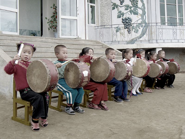 799px-Drumming_children.jpg