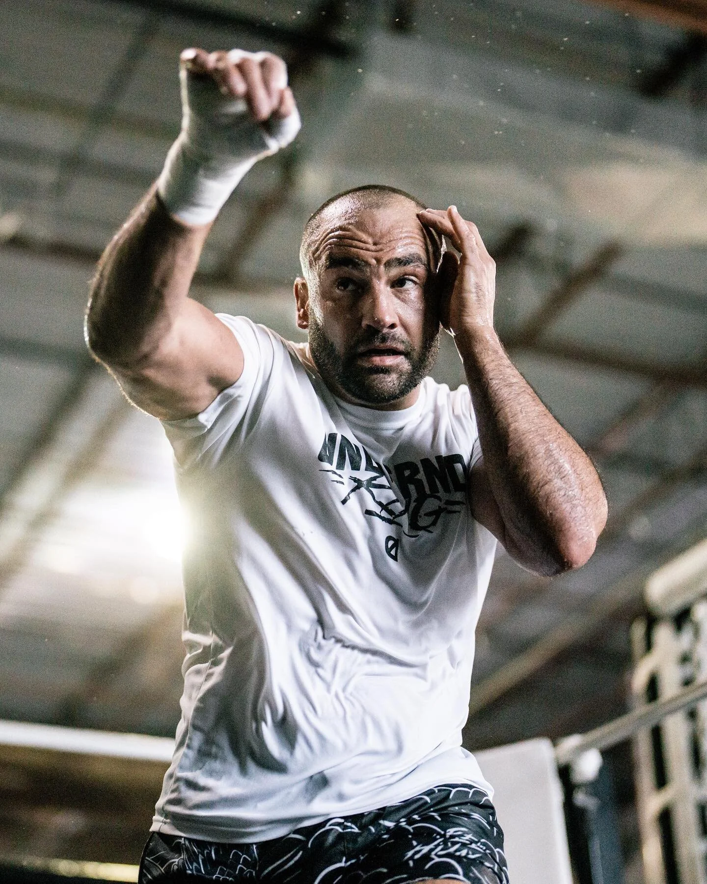 The Underground King @ealvarezfight @bareknucklefc
Dual cameras photo &amp; video on this one.