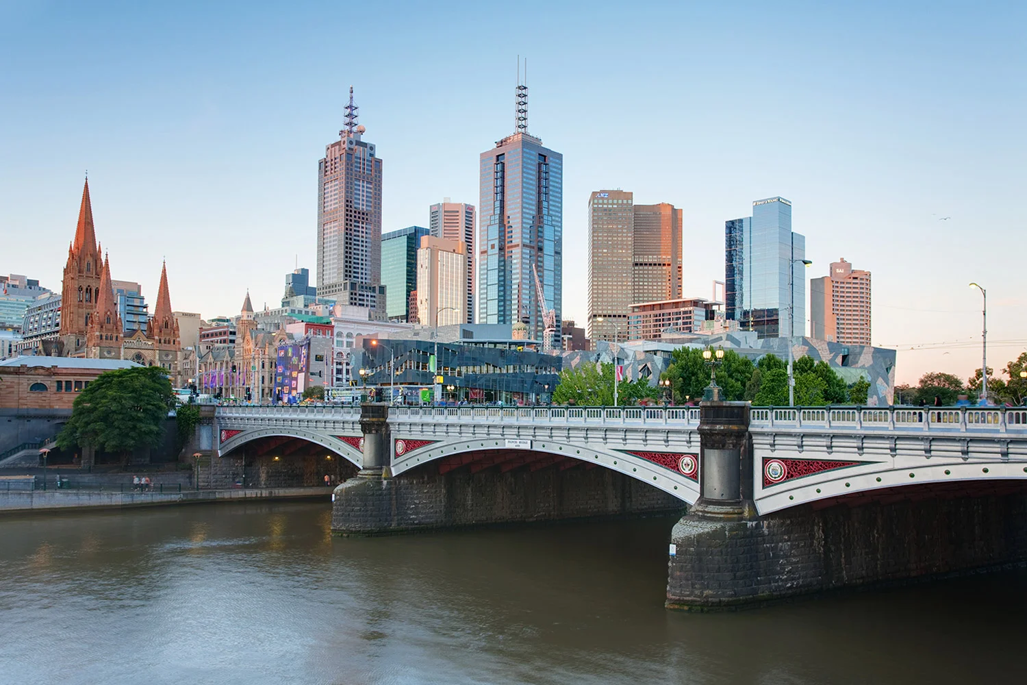 Melbourne_Skyline_and_Princes_Bridge_-_Dec_web.jpg