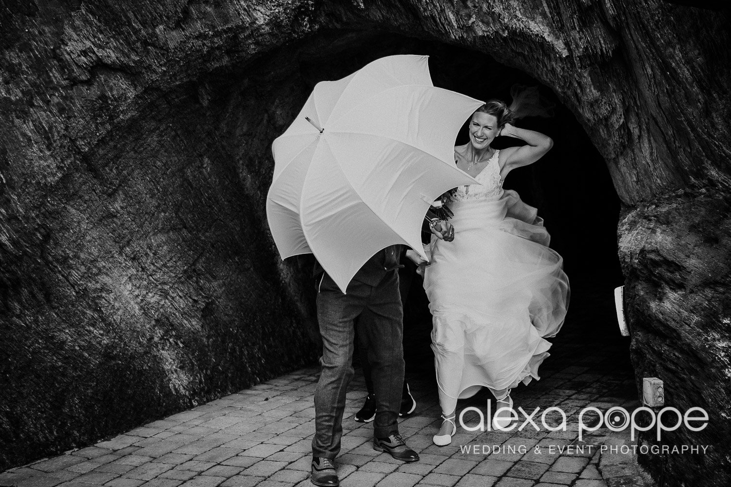 st_weddingphotgrapher_tunnelsbeaches_devon_18.jpg