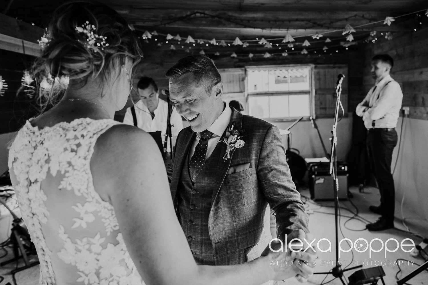 weddingphotographer_thecowshed_cornwall_76.jpg