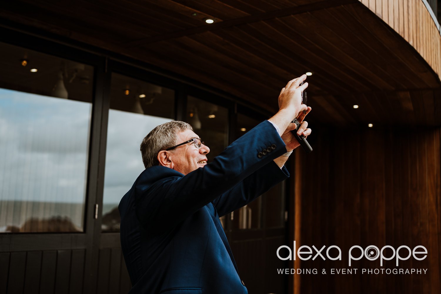 lp_weddingphotography_devon_tunnelsbeaches_18.jpg