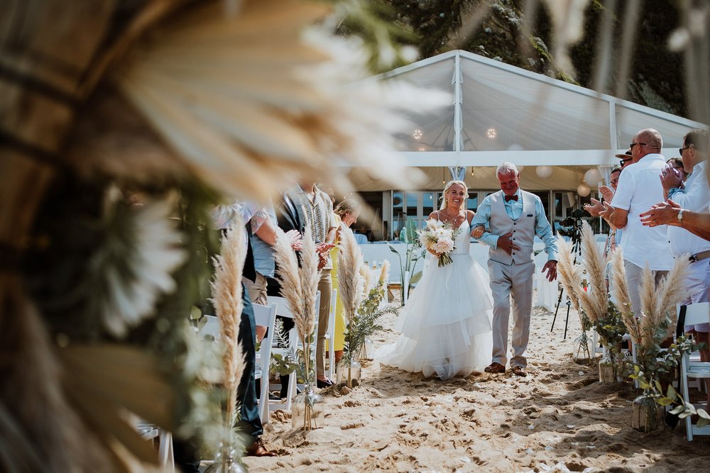 sj_weddingphotographer_lustyglaze_beach_cornwall_28.jpg