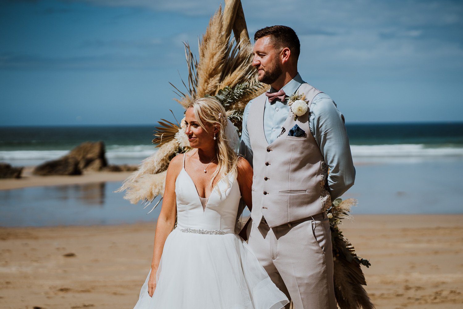 sj_weddingphotographer_lustyglaze_beach_cornwall_31.jpg