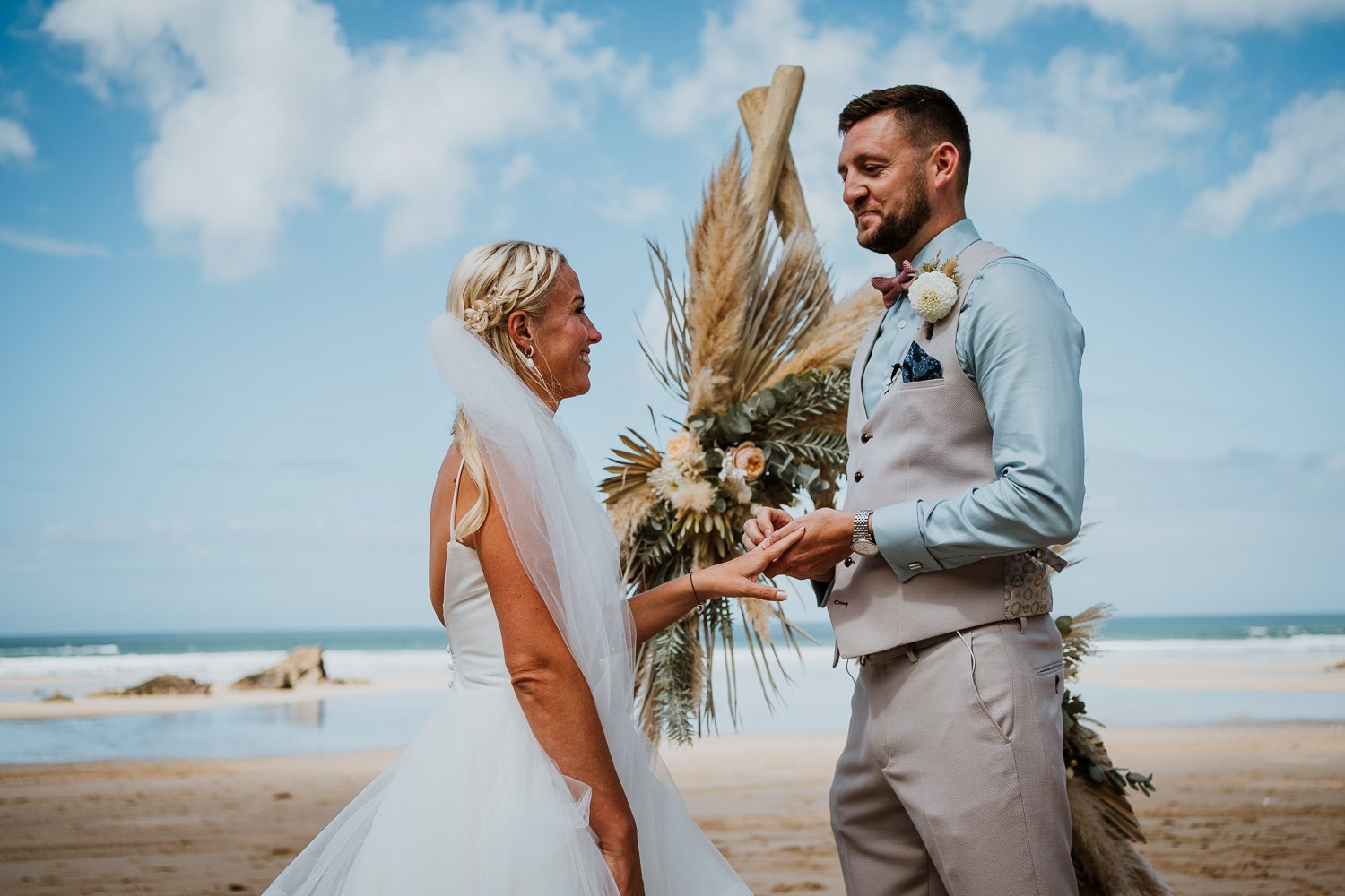 sj_weddingphotographer_lustyglaze_beach_cornwall_33.jpg