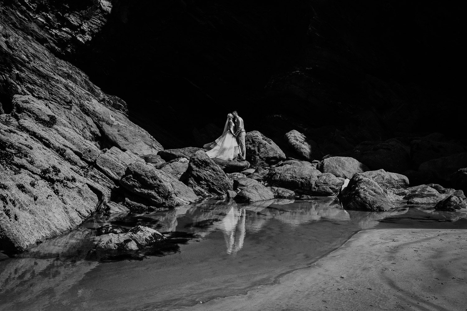 sj_weddingphotographer_lustyglaze_beach_cornwall_46.jpg