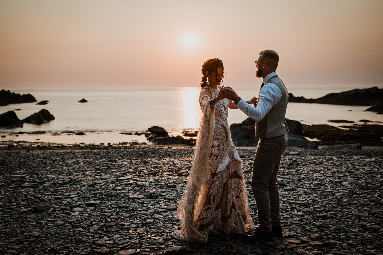 cr_weddingphotography_tunnelsbeaches_devon_7.jpg