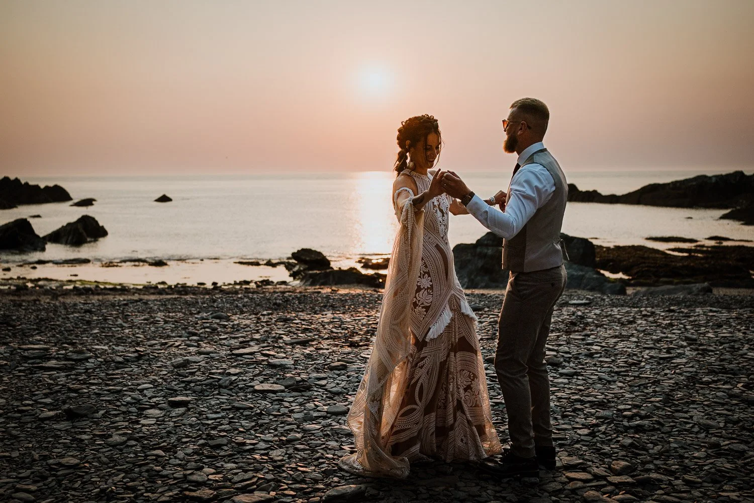 kr_weddingphotographer_tunnelsbeaches_devon_89.jpg