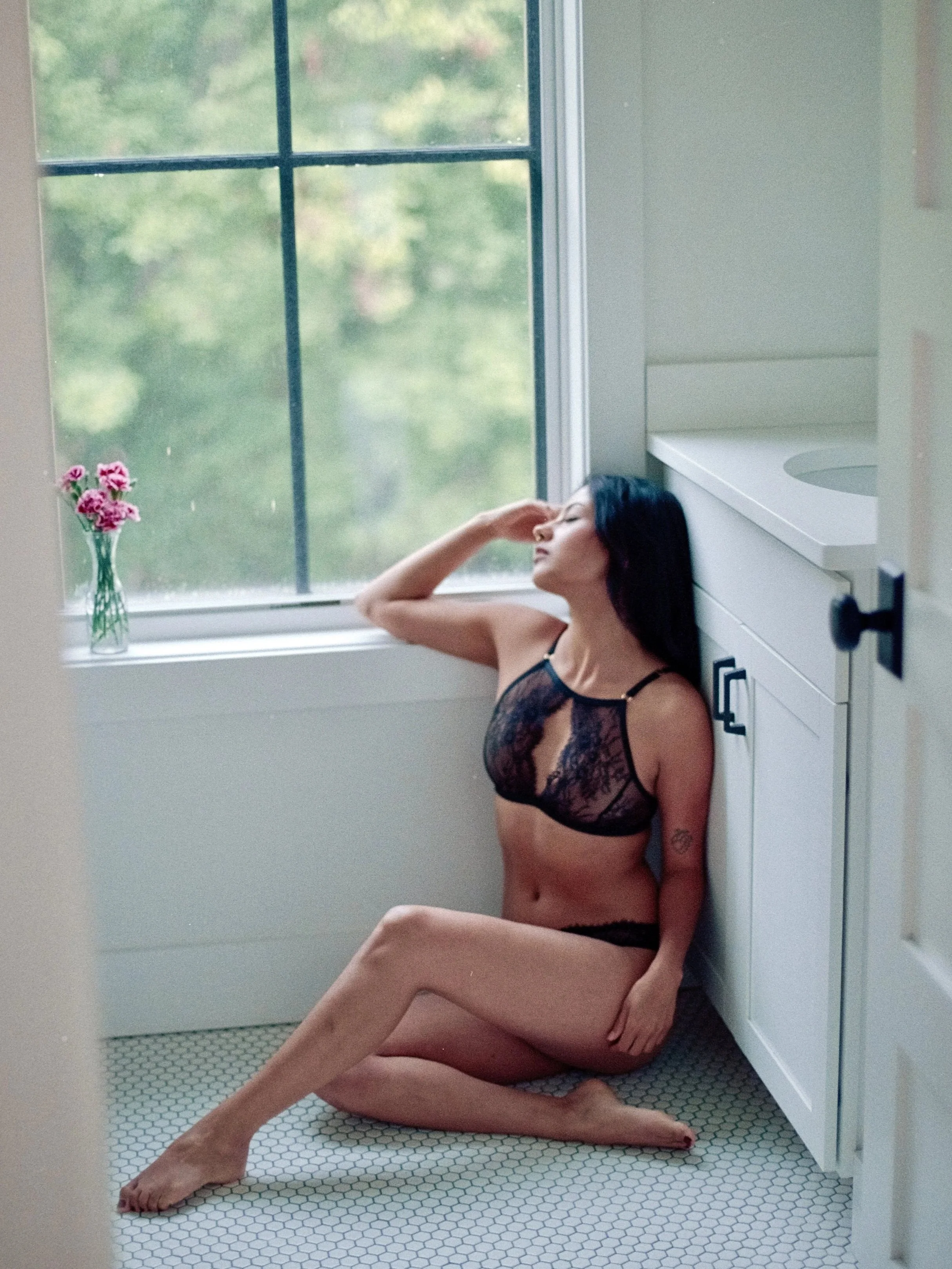 Black+Sexy+Cutout+Lace+Bra+Floor1.jpg