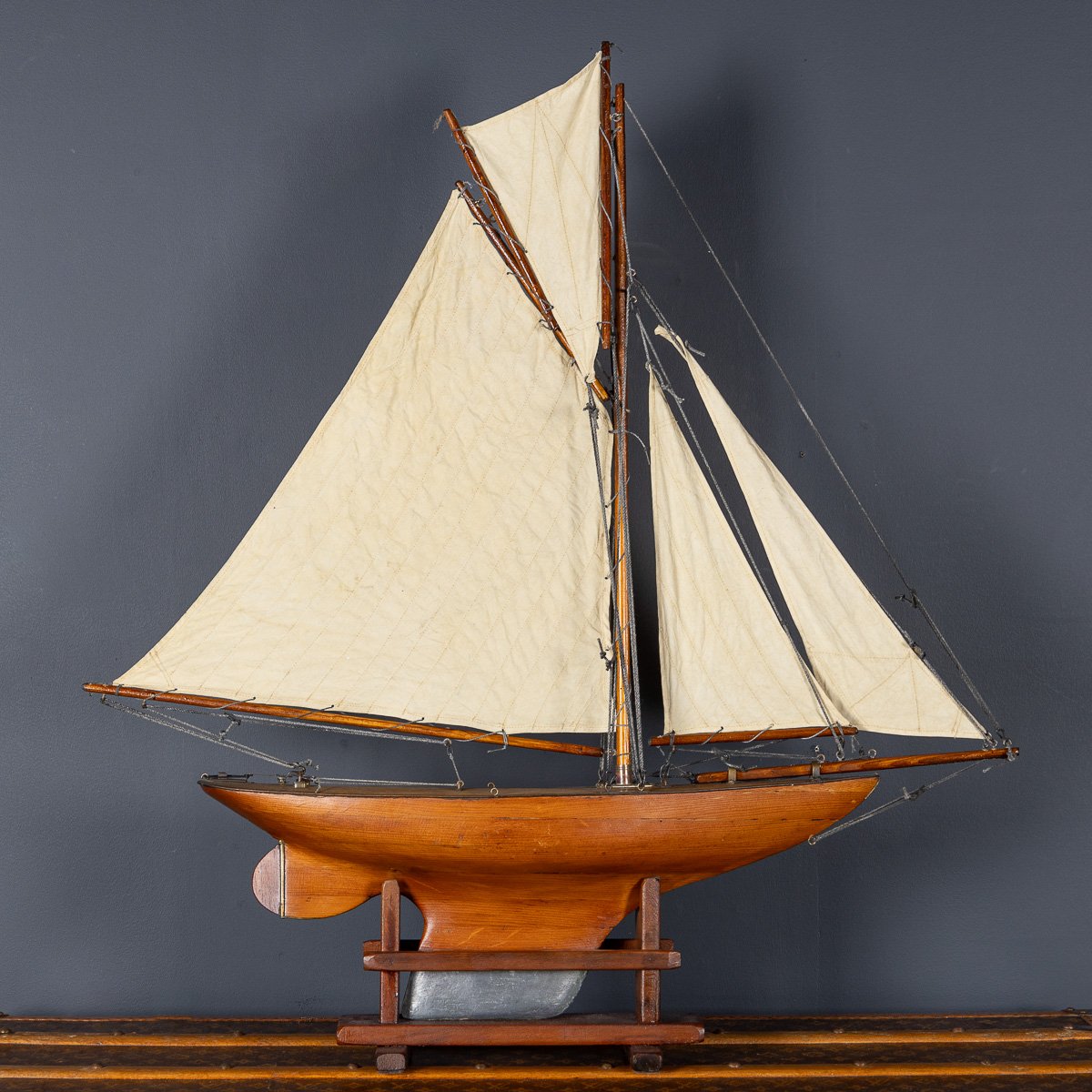 PUSHKINS.COM - D11103 - VINTAGE 20thC LARGE ENGLISH GAFF CUTTER POND YACHT c.1940 - 04.jpg