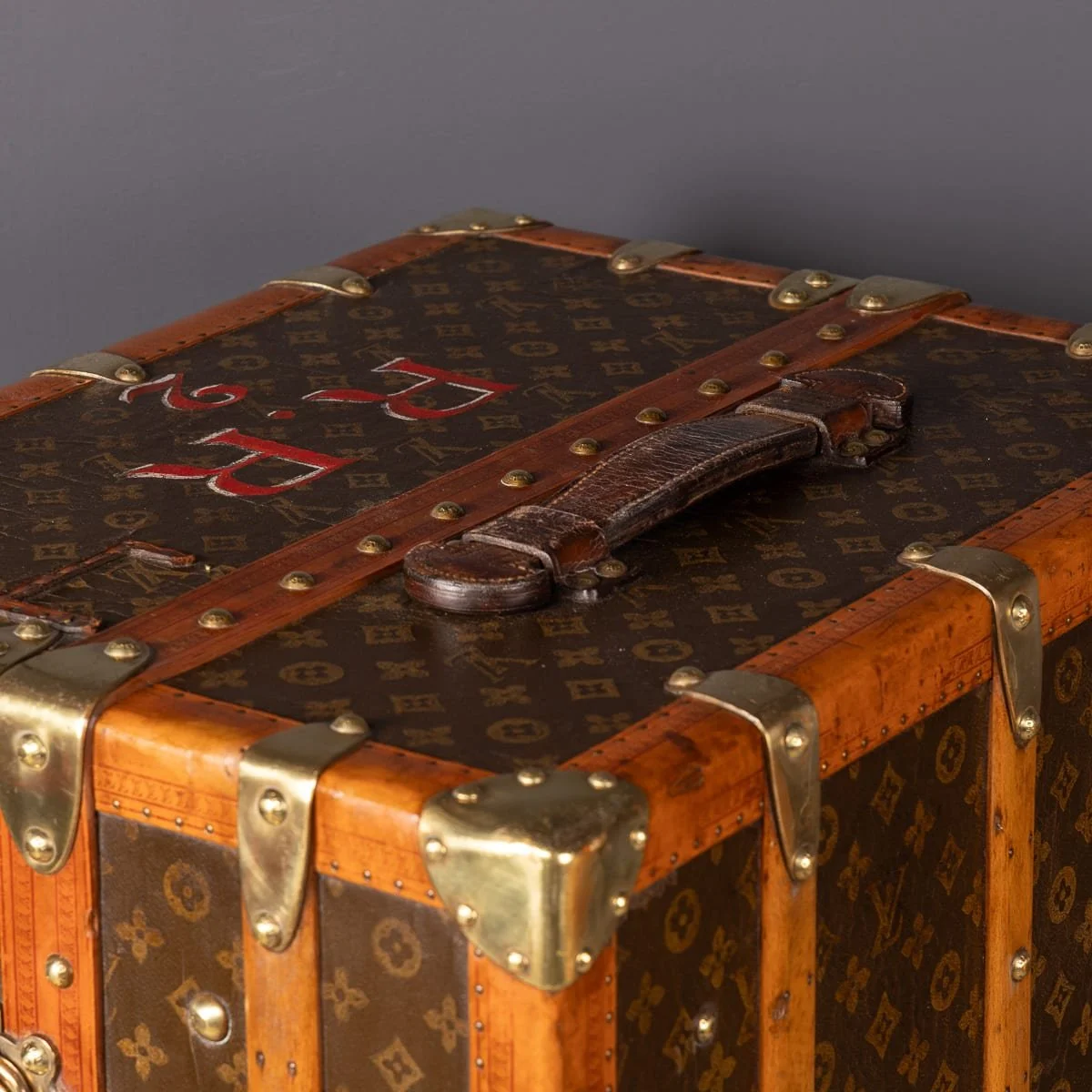 PUSHKINS.COM - D11876 - ANTIQUE 20thC LOUIS VUITTON TRUNK IN MONOGRAM CANVAS WITH BUILT IN BAR & HUMIDOR - 64.jpg