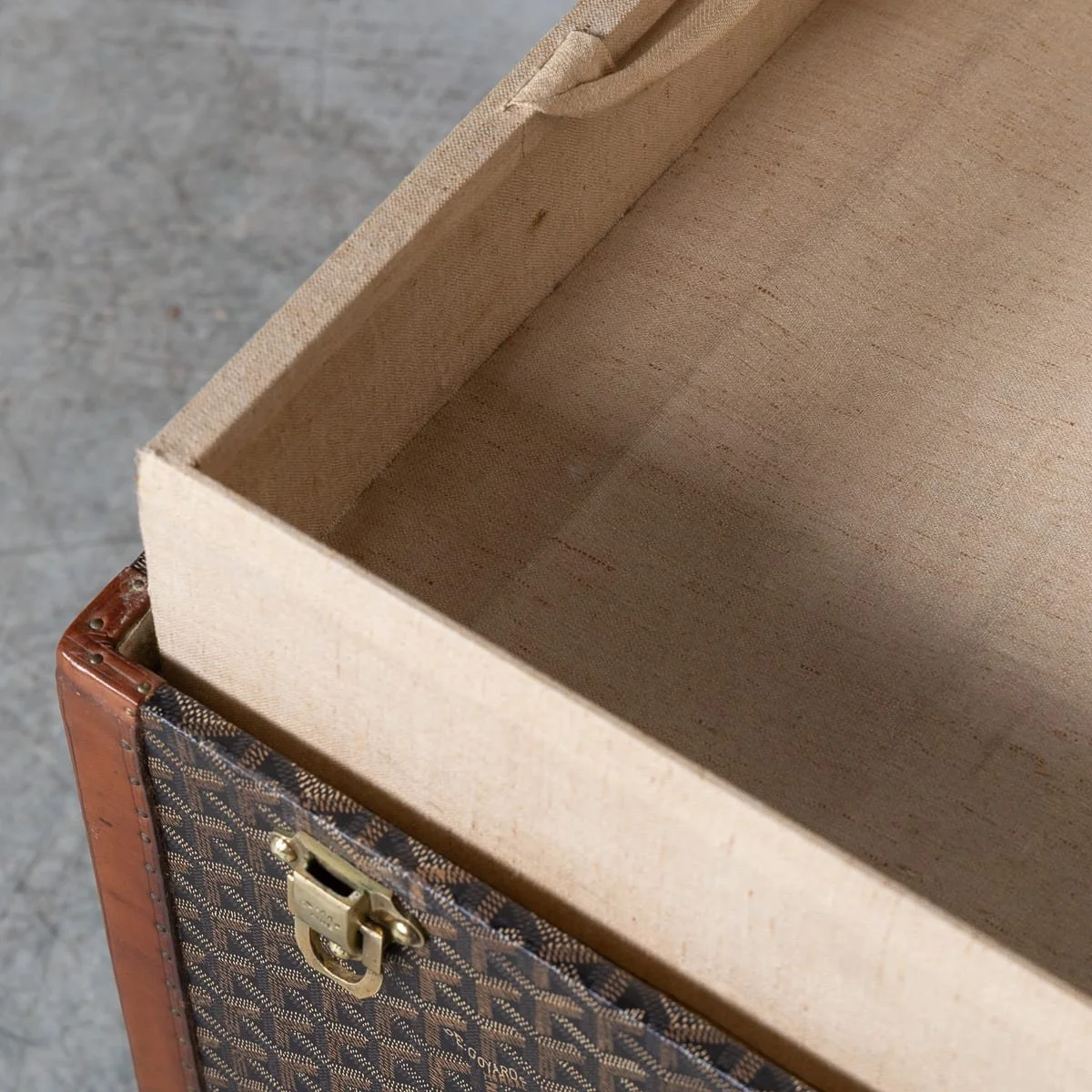 PUSHKINS.COM - B12018d - ANTIQUE 20thC FRENCH HAT TRUNK IN CHEVRON CANVAS BY GOYARD, PARIS c.1900 - 16.jpg