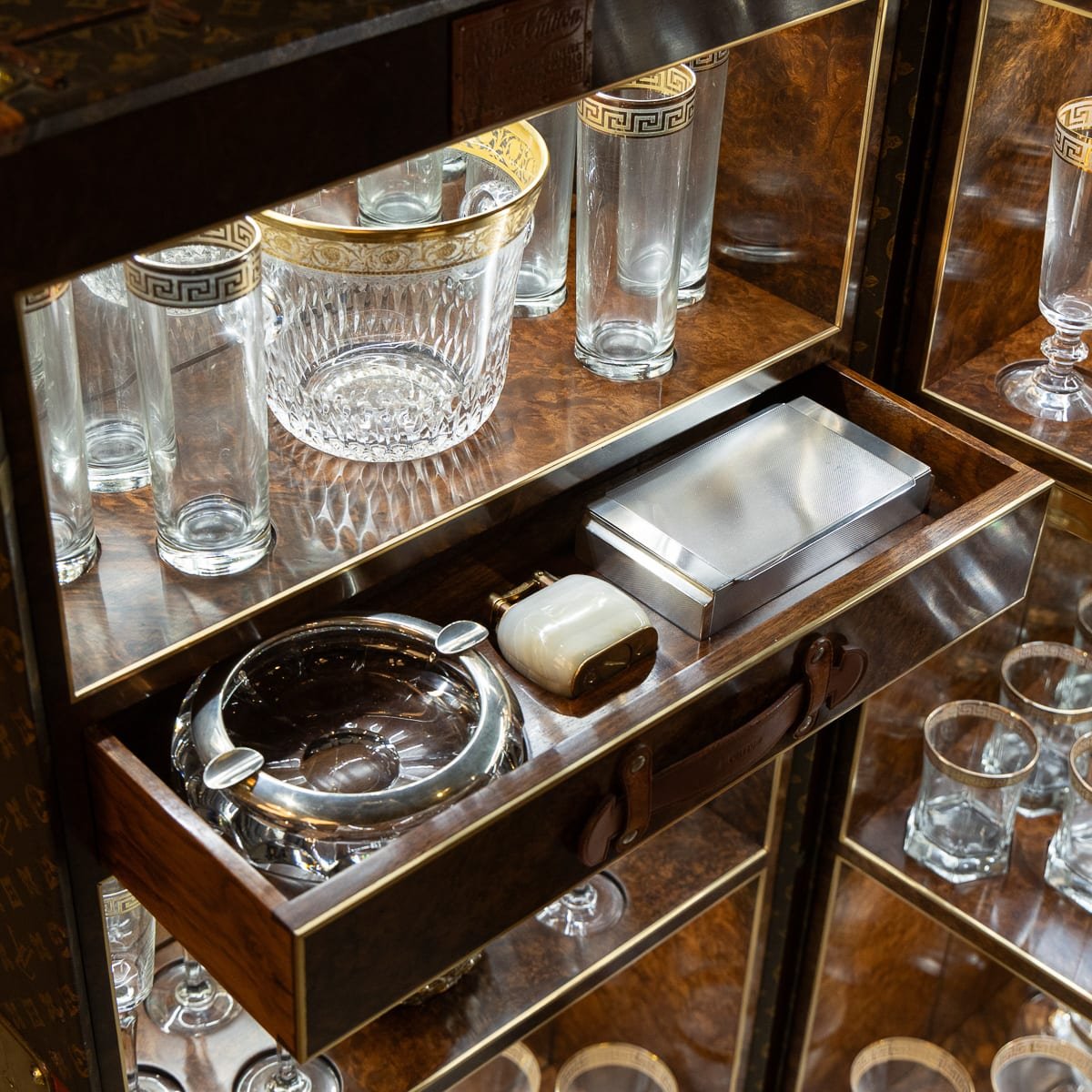 PUSHKINS.COM - D11876 - ANTIQUE 20thC LOUIS VUITTON TRUNK IN MONOGRAM CANVAS WITH BUILT IN BAR & HUMIDOR - 18.jpg