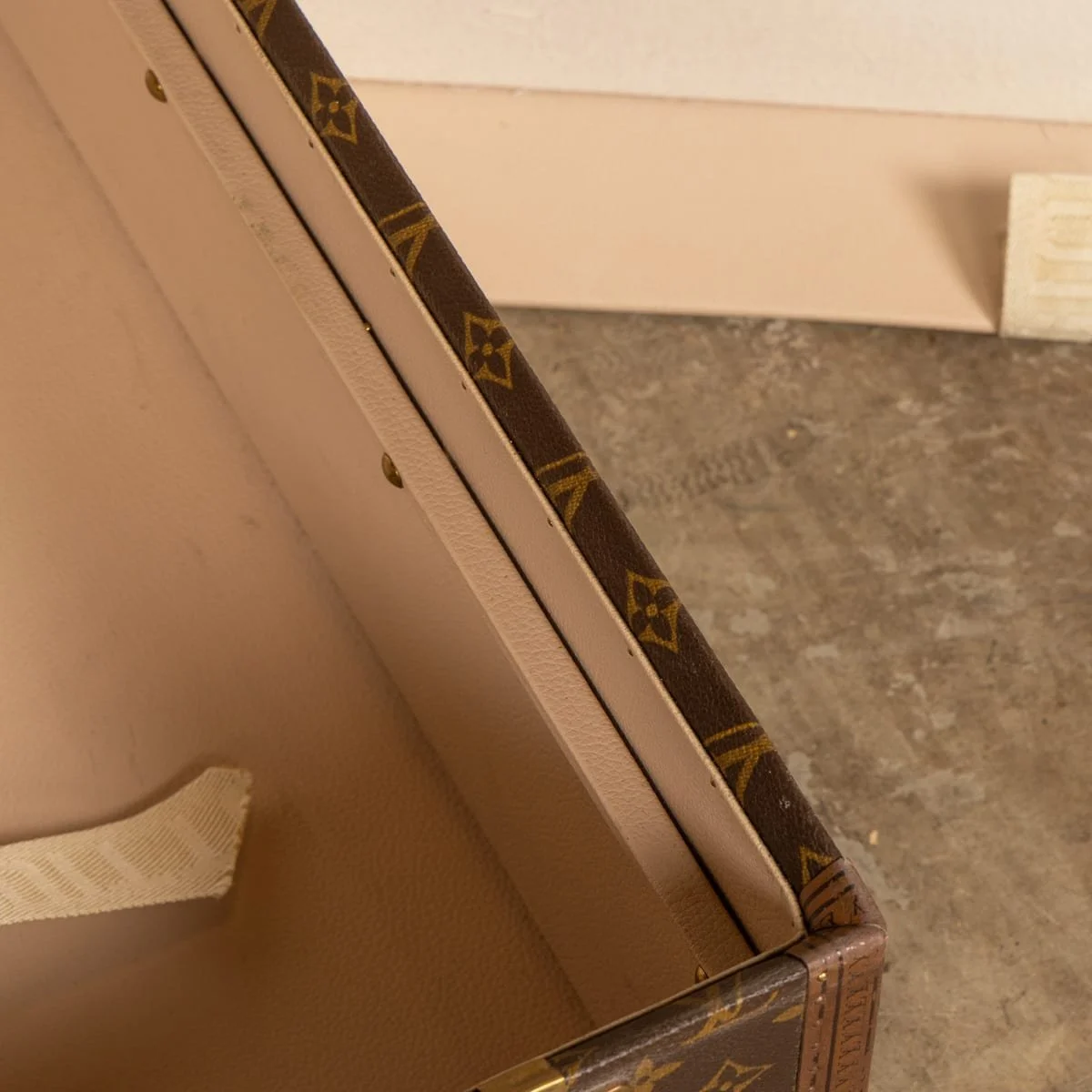 PUSHKINS.COM - Z12138 - VINTAGE 20thC LOUIS VUITTON SUITCASE IN MONOGRAM CANVAS, FRANCE - 17.jpg