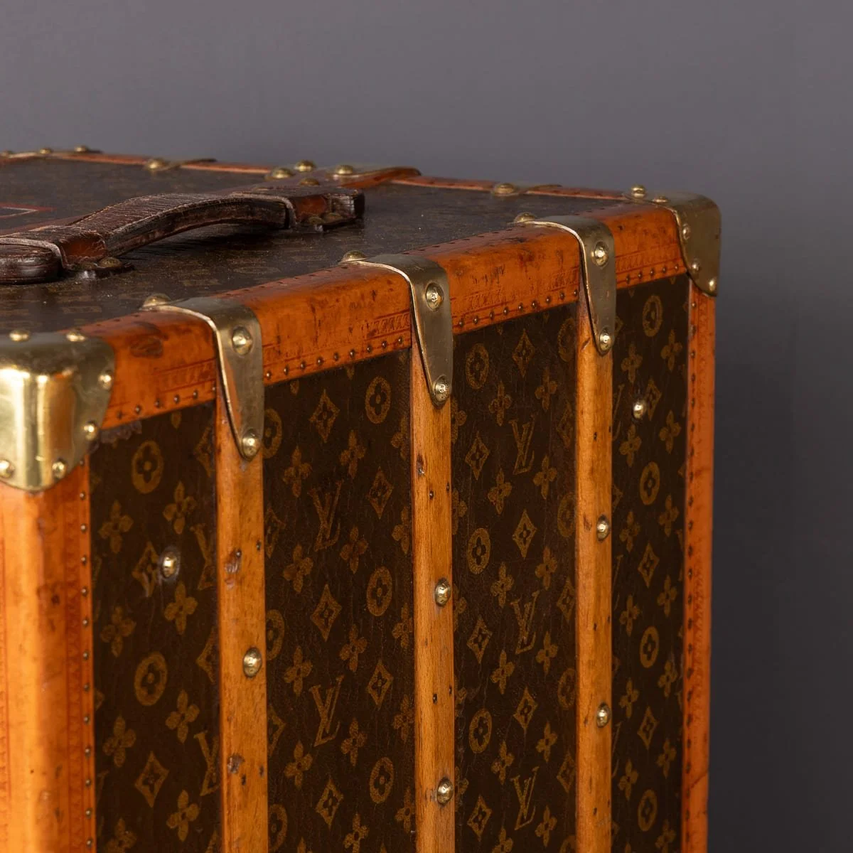 PUSHKINS.COM - D11876 - ANTIQUE 20thC LOUIS VUITTON TRUNK IN MONOGRAM CANVAS WITH BUILT IN BAR & HUMIDOR - 65.jpg