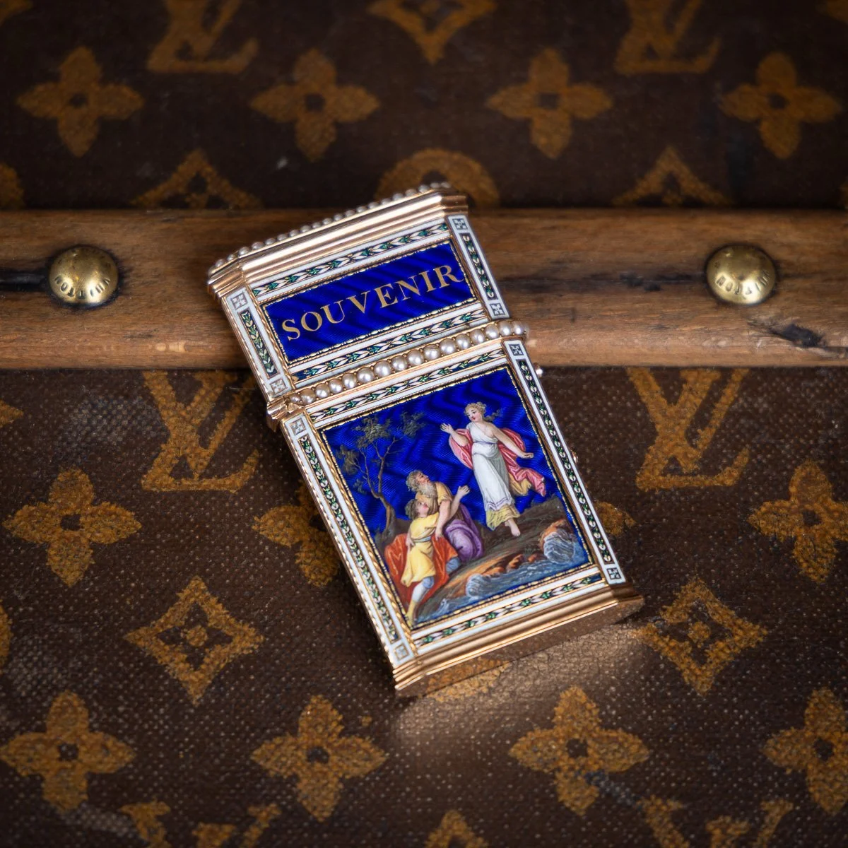 PUSHKINS.COM - A00143 - ANTIQUE 18thC SWISS GOLD, ENAMEL & SEED PEARL AIDE MEMOIRE "SOUVENIR" BOX c.1790 - 03.jpg