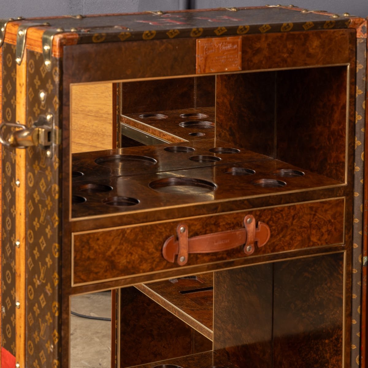 PUSHKINS.COM - D11876 - ANTIQUE 20thC LOUIS VUITTON TRUNK IN MONOGRAM CANVAS WITH BUILT IN BAR & HUMIDOR - 54.jpg