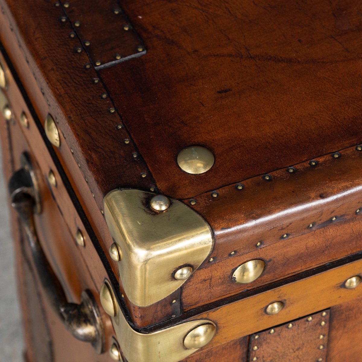PUSHKINS.COM - B11408d - 20thC PAIR OF LEATHER CLAD ENGLISH ARMY : NAVY STYLE TRUNKS - 22.jpg