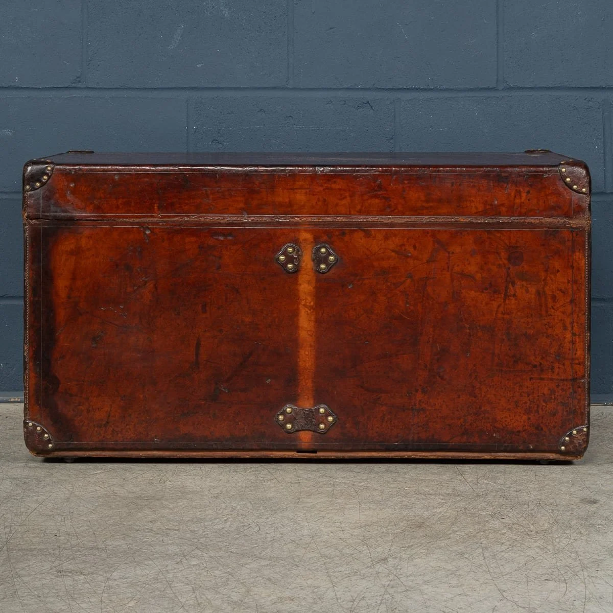 PUSHKINS.COM - B12015i - ANTIQUE 20thC LOUIS VUITTON COURIER TRUNK IN NATURAL COW HIDE, FRANCE c.1900 - 06.jpg