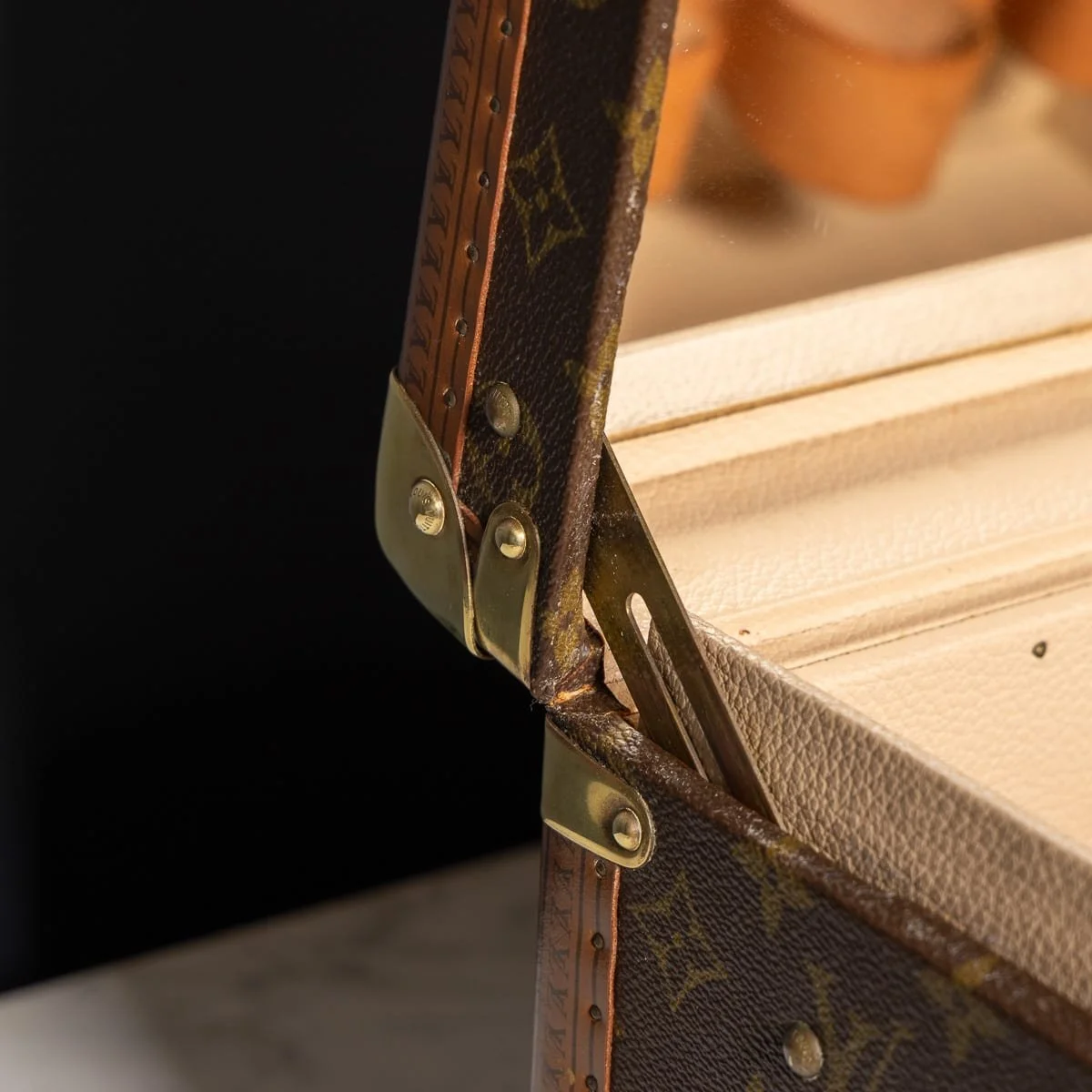 PUSHKINS.COM - D11760 - 20thC LOUIS VUITTON VANITY CASE IN MONOGRAM CANVAS, MADE IN FRANCE c.1960 - 14.jpg