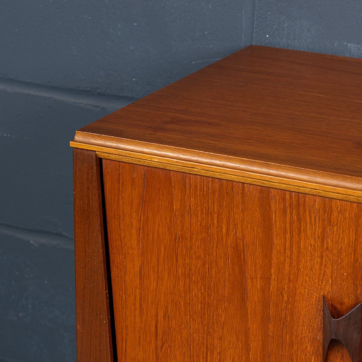 PUSHKIN'S - 20thC ENGLISH WALNUT SIDEBOARD BY ELLIOTS OF NEWBURY c.1960 - 14.jpg