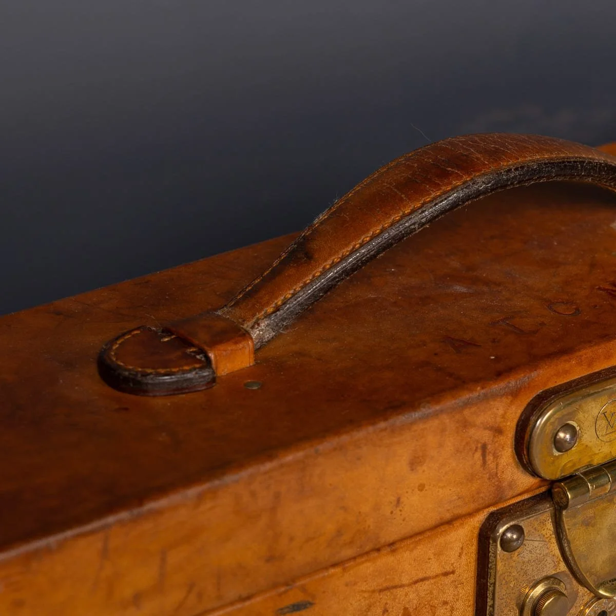 PUSHKINS.COM - D11874 - 20thC LOUIS VUITTON DRESSING CASE IN COW HIDE LEATHER, FRANCE - 22.jpg