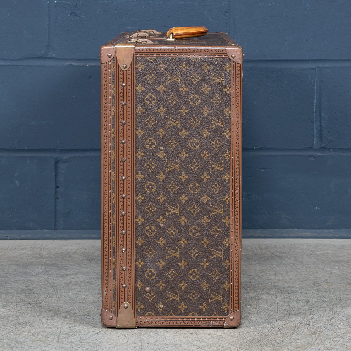 PUSHKINS.COM - B11399 - 20thC LOUIS VUITTON SUITCASE IN MONOGRAM CANVAS, FRANCE - 08.jpg