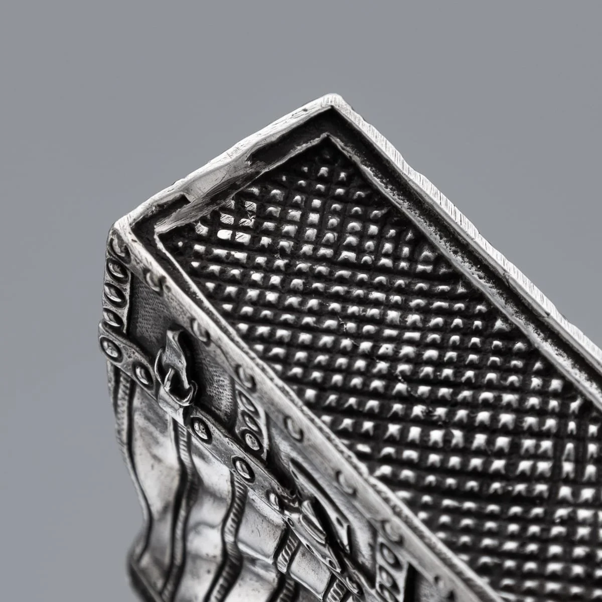 PUSHKINS.COM - J11896 - 20thC ENGLISH SOLID SILVER 'DOCTORS CASE' MATCH STRIKER VESTA, BIRMINGHAM c.1930 - 13.jpg