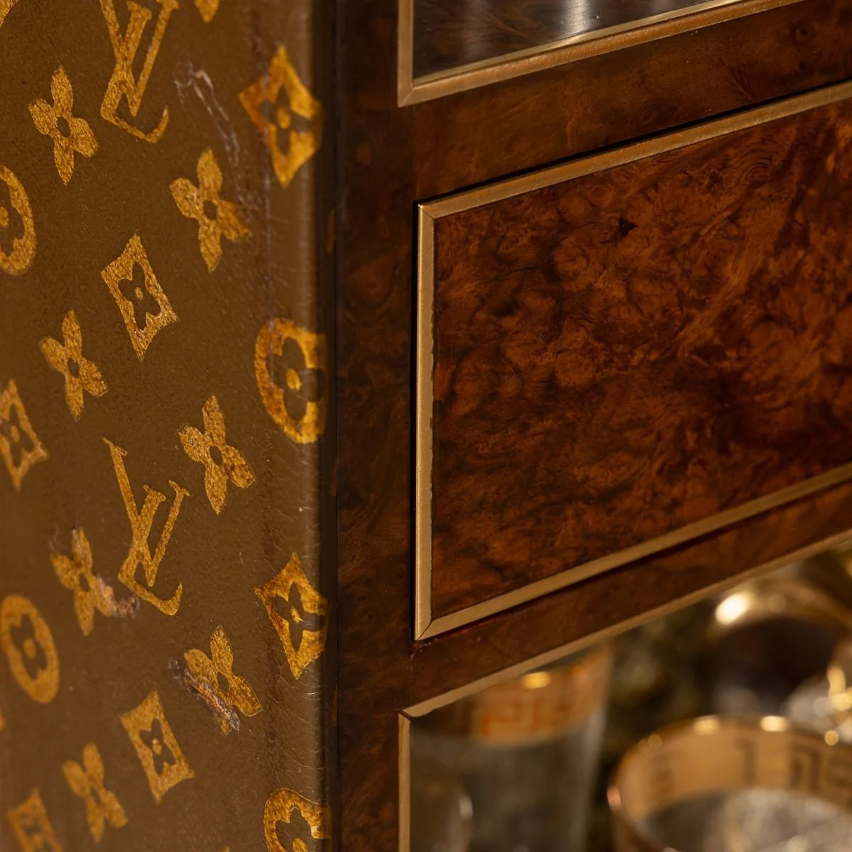 PUSHKINS.COM - D11876 - ANTIQUE 20thC LOUIS VUITTON TRUNK IN MONOGRAM CANVAS WITH BUILT IN BAR & HUMIDOR - 45.jpg