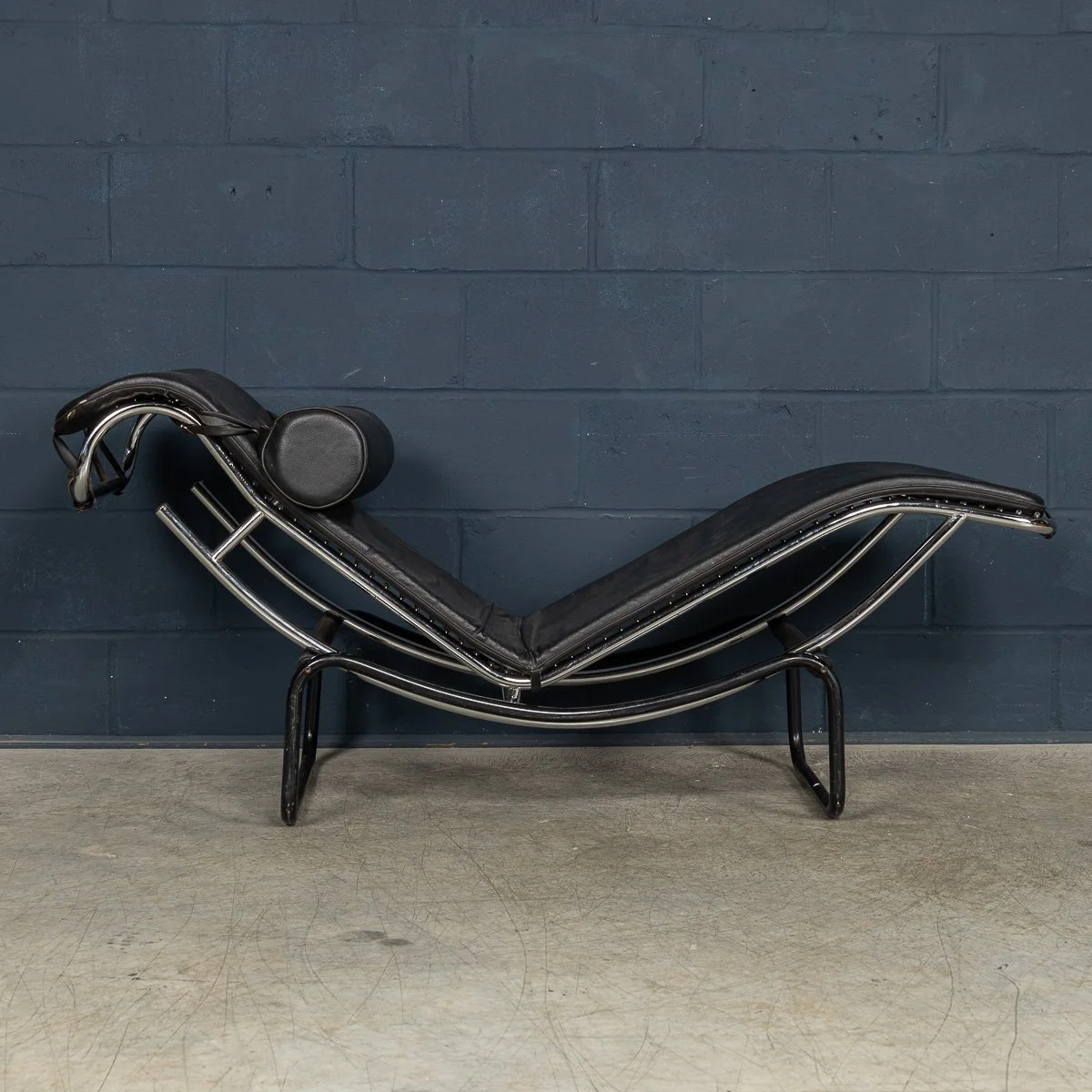 PUSHKINS.COM - B11416 - 20thC ITALIAN BLACK LEATHER CHAISE LOUNGE AFTER LE CORBUSIER c.1980 - 10.jpg