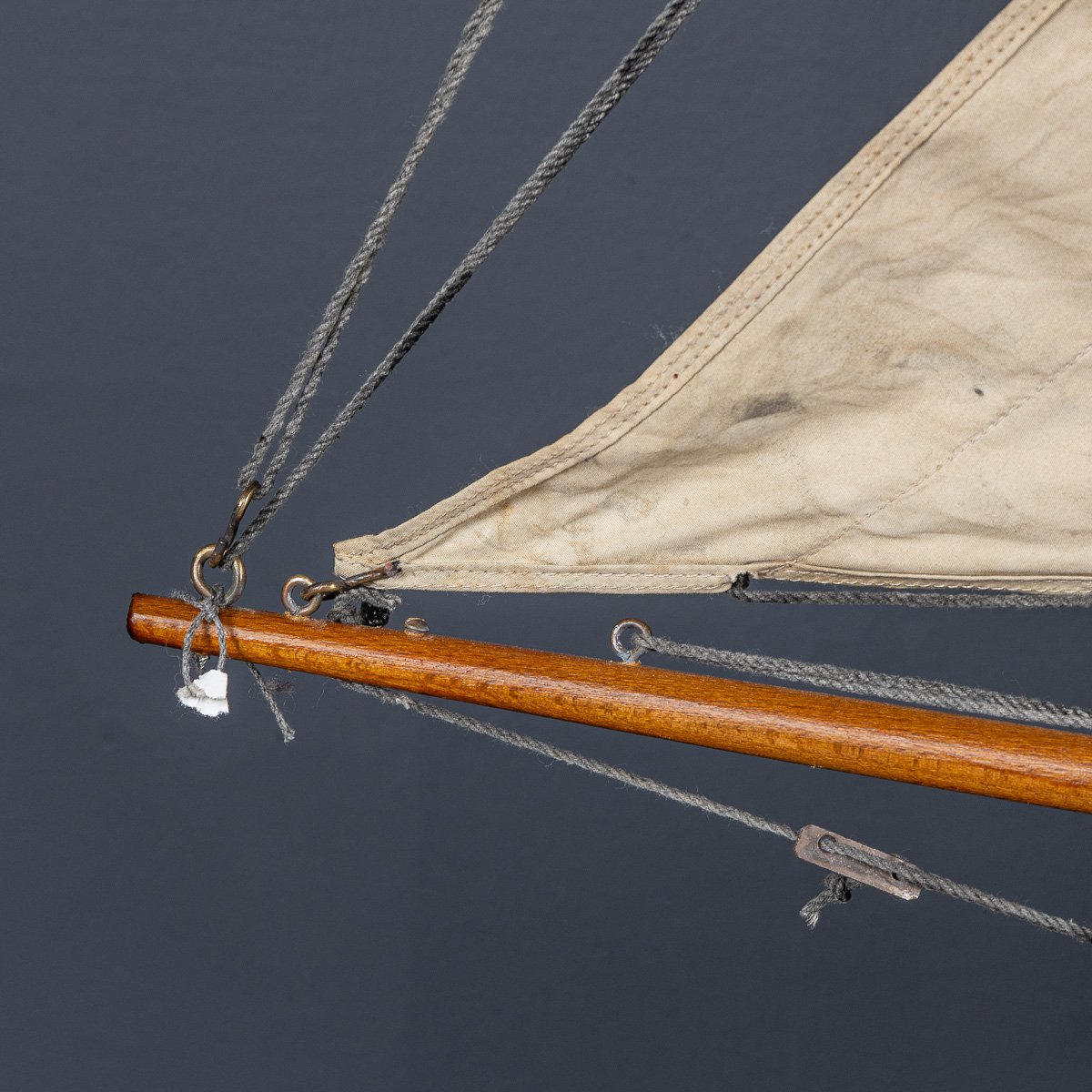 PUSHKINS.COM - D11141 - VINTAGE 20thC SMALL ENGLISH GAFF RIGGED %22J CLASS%22 POND YACHT c.1930 - 05.jpg