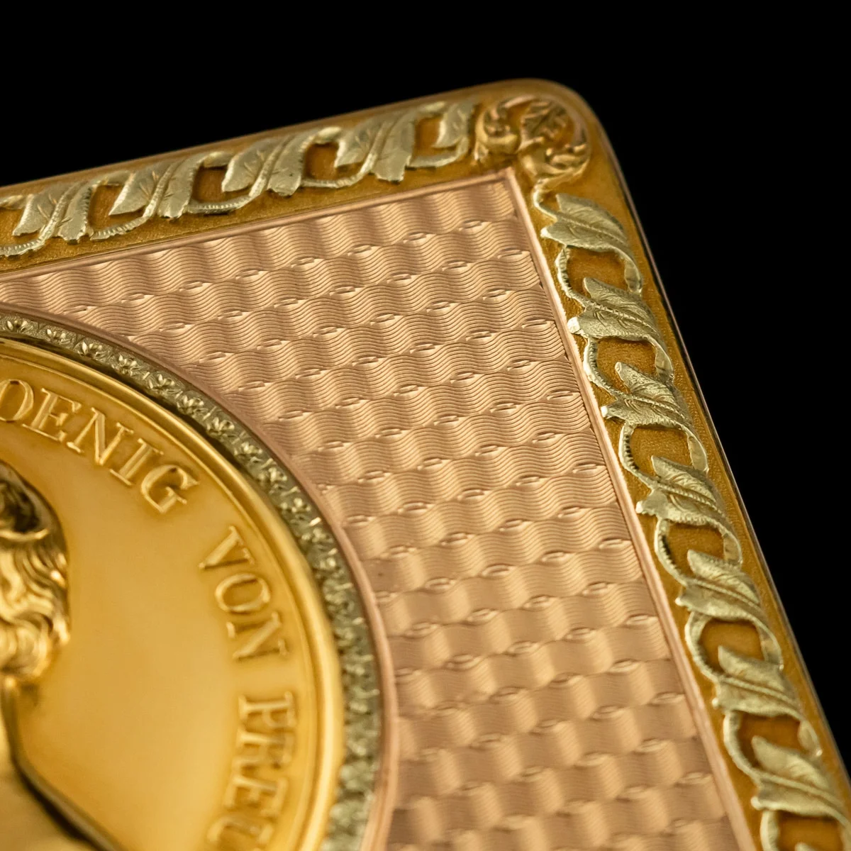 pushkin antiques - ANTIQUE 18thC GERMAN THREE-COLOUR 18k GOLD PRESENTATION MEDAL SNUFF BOX c.1830 - 7.jpg