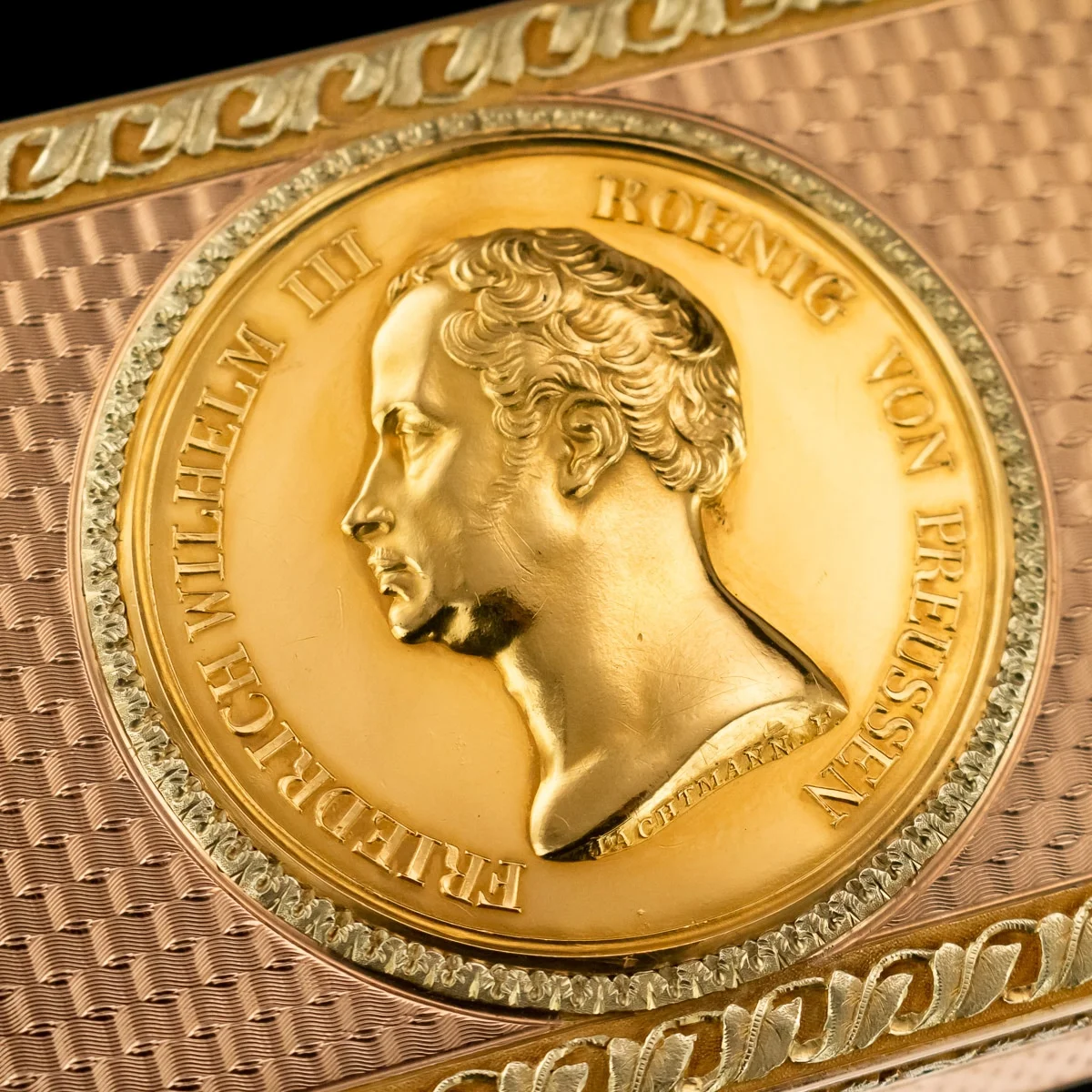 pushkin antiques - ANTIQUE 18thC GERMAN THREE-COLOUR 18k GOLD PRESENTATION MEDAL SNUFF BOX c.1830 - 6.jpg