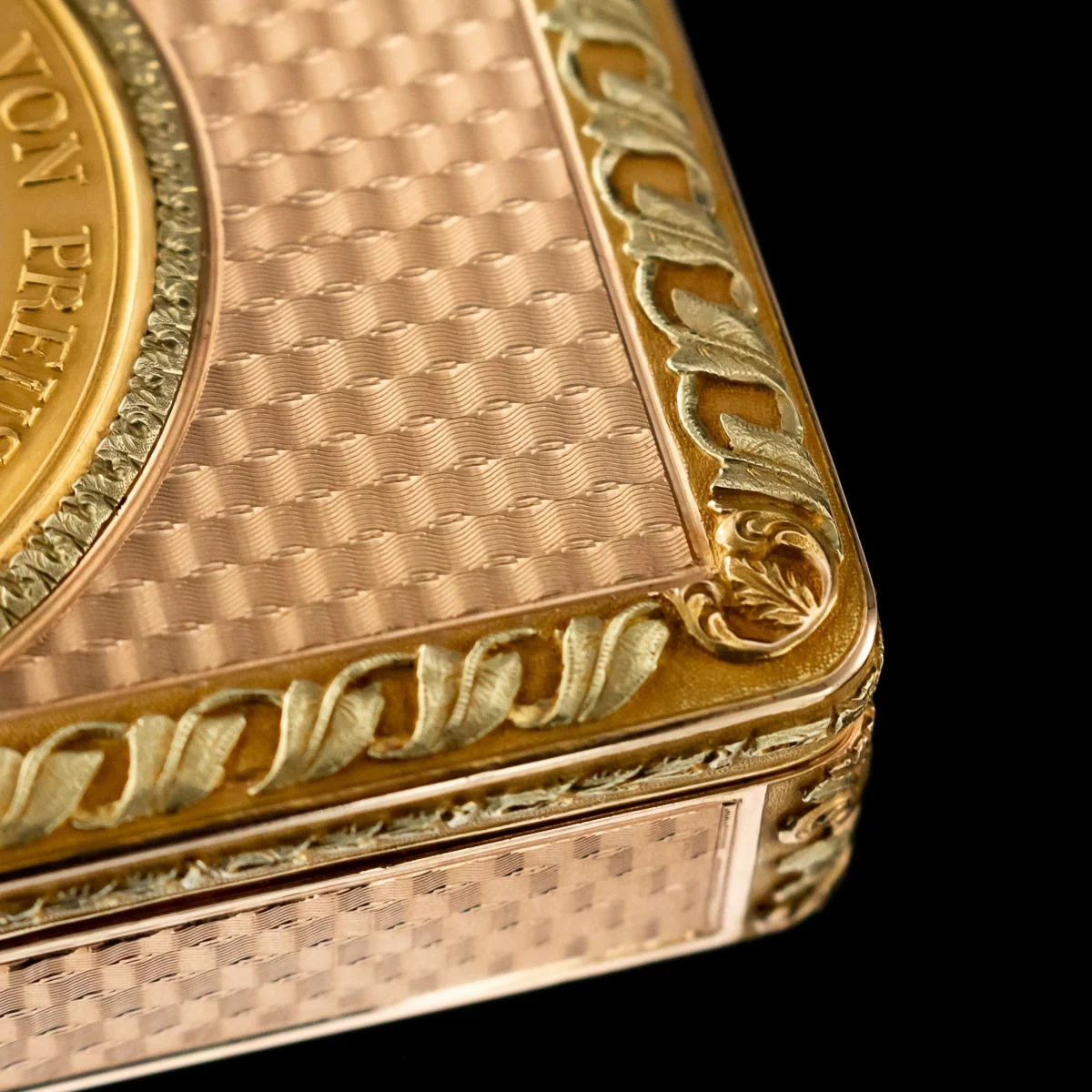 pushkin antiques - ANTIQUE 18thC GERMAN THREE-COLOUR 18k GOLD PRESENTATION MEDAL SNUFF BOX c.1830 - 8.jpg