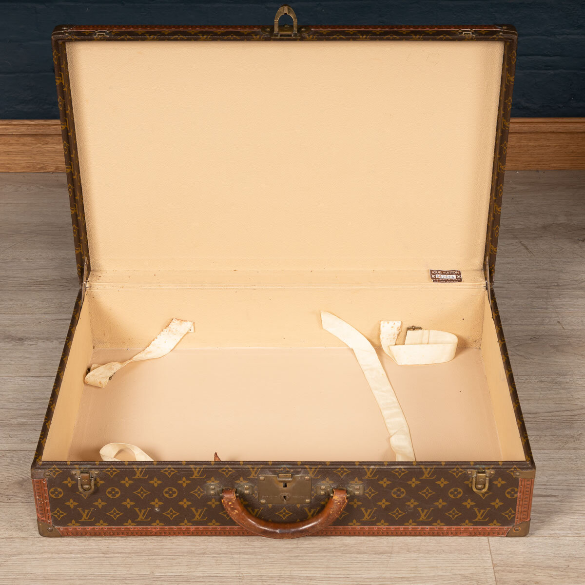 Pushkin Antiques - 20th CENTURY LOUIS VUITTON IN MONOGRAM CANVAS SUITCASE, PARIS c.1970 - 2 - 00007.jpg