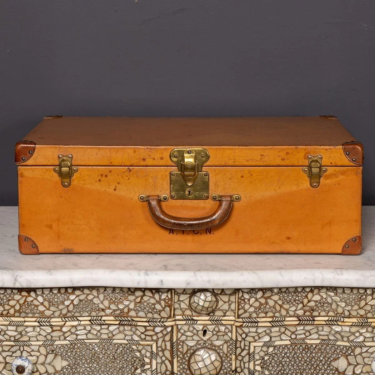 PUSHKINS.COM - D11874 - 20thC LOUIS VUITTON DRESSING CASE IN COW HIDE LEATHER, FRANCE - 04.jpg