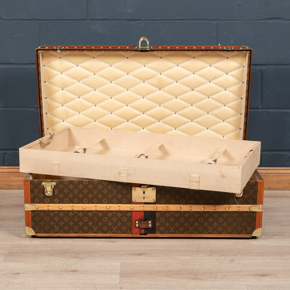 Louis Vuitton trunk from the 1920s in stencil monogram, Louis Vuitton trunk  - Les Puces de Paris Saint-Ouen