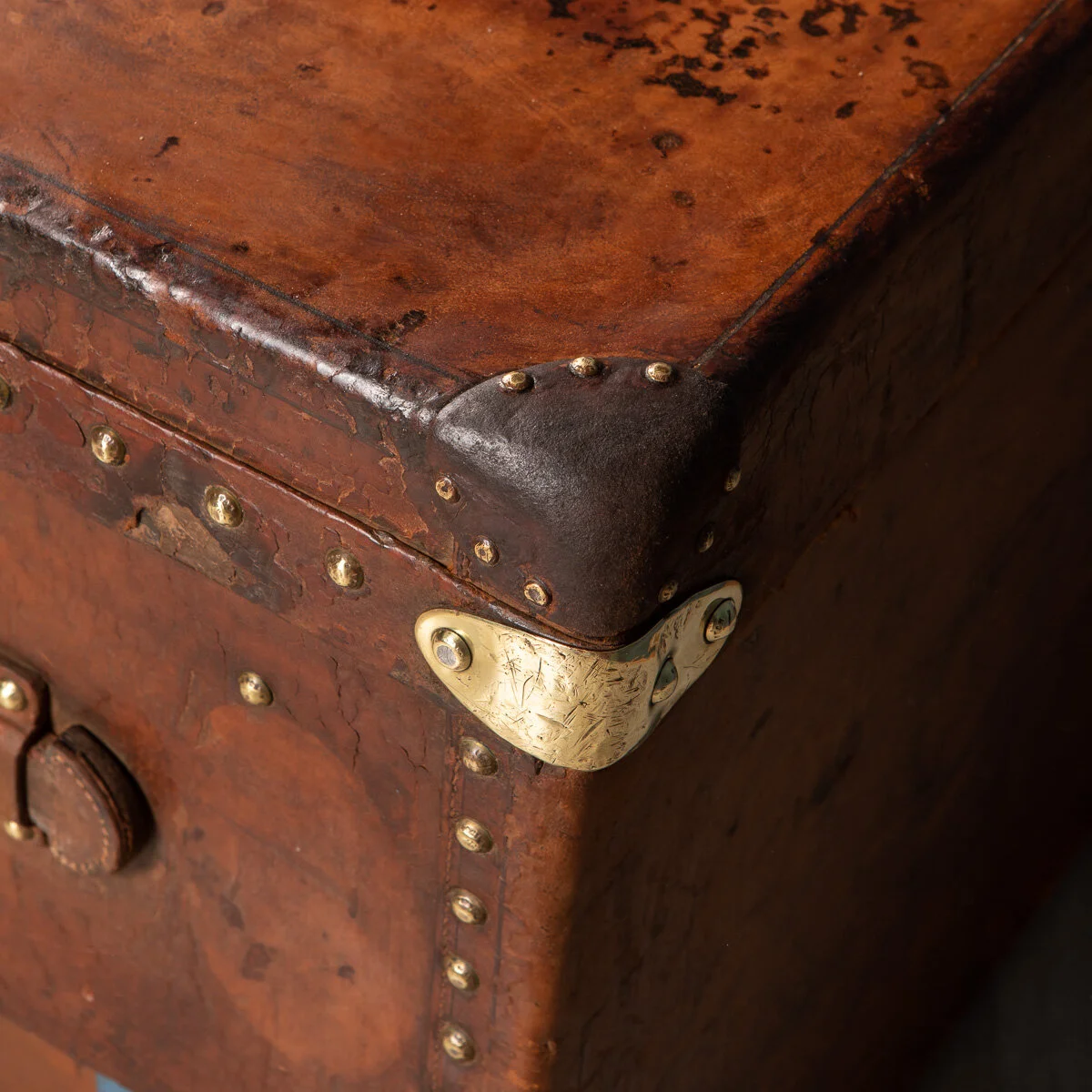 PUSHKIN ANTIQUES - SUPERB 20thC LOUIS VUITTON COURIER TRUNK IN NATURAL COW HIDE, PARIS c.1930 - 22.jpg