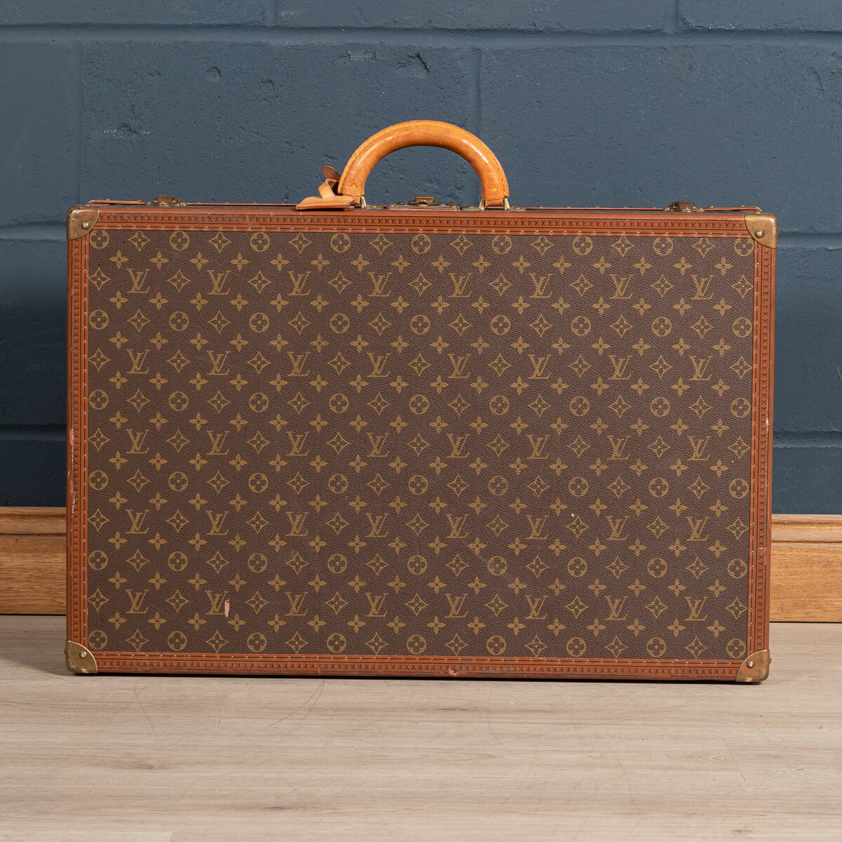 PUSHKIN ANTIQUES - 20th CENTURY LOUIS VUITTON SUITCASE IN MONOGRAM CANVAS, PARIS c.1970 - 11.jpg
