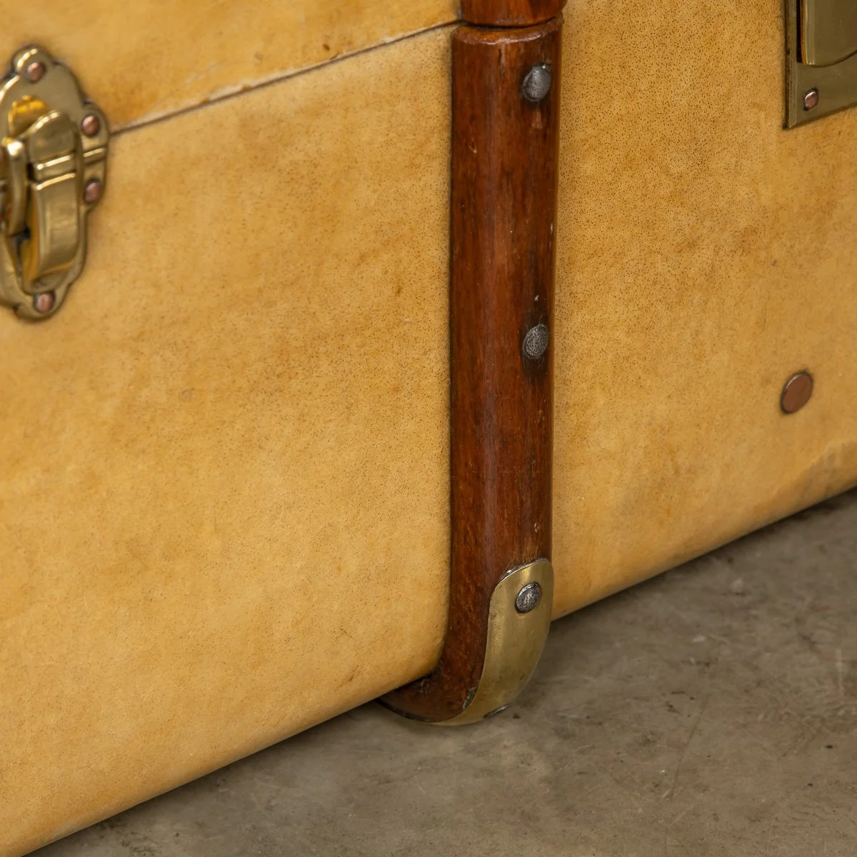 PUSHKIN ANTIQUES - ANTIQUE 20thC ASPREY TRUNK IN NATURAL COW HIDE, LONDON c.1910 - 17.jpg