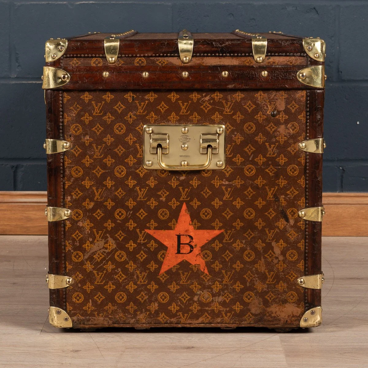 PUSHKIN ANTIQUES - ANTIQUE 20thC LOUIS VUITTON COURIER TRUNK IN MONOGRAMMED CANVAS, PARIS c.1910 - 06.jpg