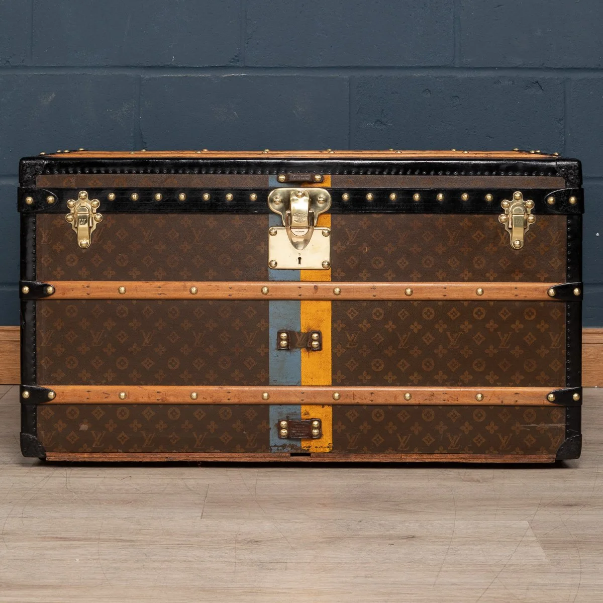 Pushkin Antiques - ANTIQUE 20thC LOUIS VUITTON COURIER TRUNK IN MONOGRAM CANVAS, PARIS c.1930 - 05.jpg