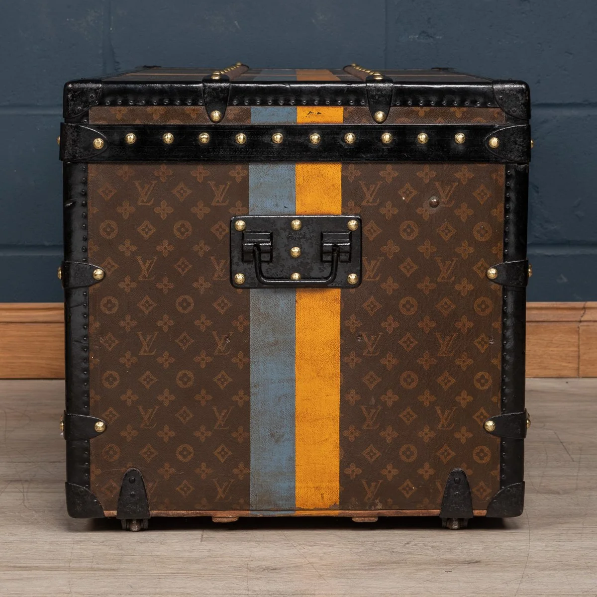 Pushkin Antiques - ANTIQUE 20thC LOUIS VUITTON COURIER TRUNK IN MONOGRAM CANVAS, PARIS c.1930 - 06.jpg