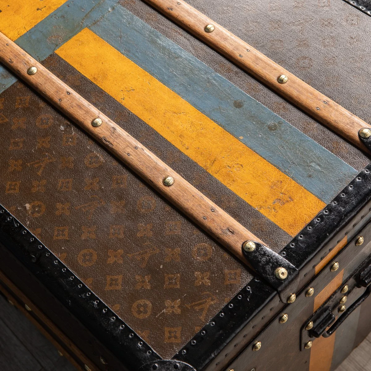 Pushkin Antiques - ANTIQUE 20thC LOUIS VUITTON COURIER TRUNK IN MONOGRAM CANVAS, PARIS c.1930 - 29.jpg