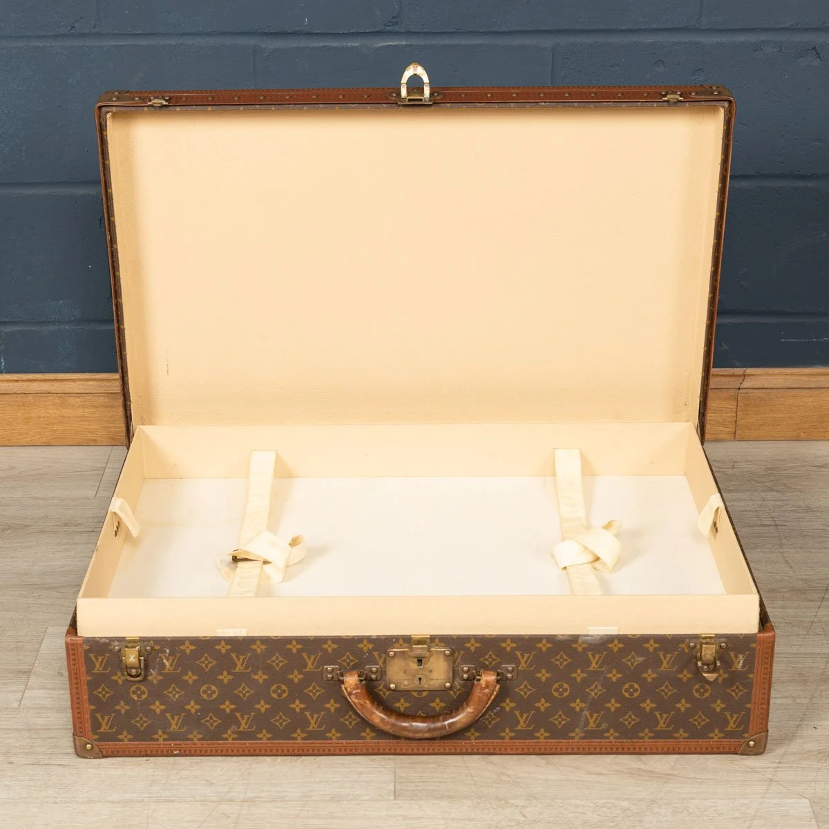 PUSHKIN ANTIQUES - LOUIS VUITTON SUITCASE IN MONOGRAM CANVAS, PARIS c.1970 - 22.jpg