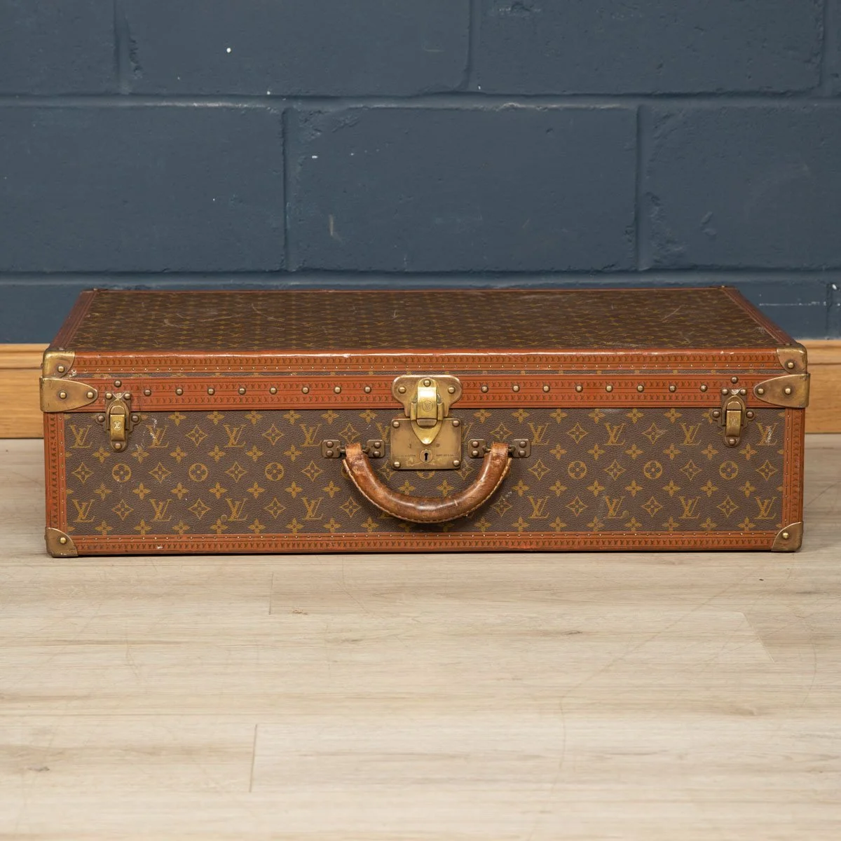 PUSHKIN ANTIQUES - LOUIS VUITTON SUITCASE IN MONOGRAM CANVAS, PARIS c.1970 - 16.jpg