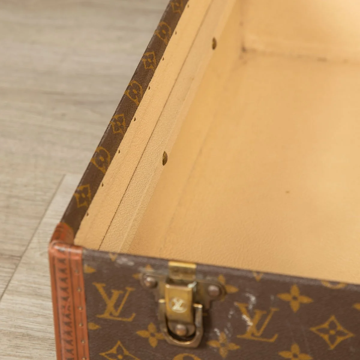 PUSHKIN ANTIQUES - LOUIS VUITTON SUITCASE IN MONOGRAM CANVAS, PARIS c.1970 - 30.jpg