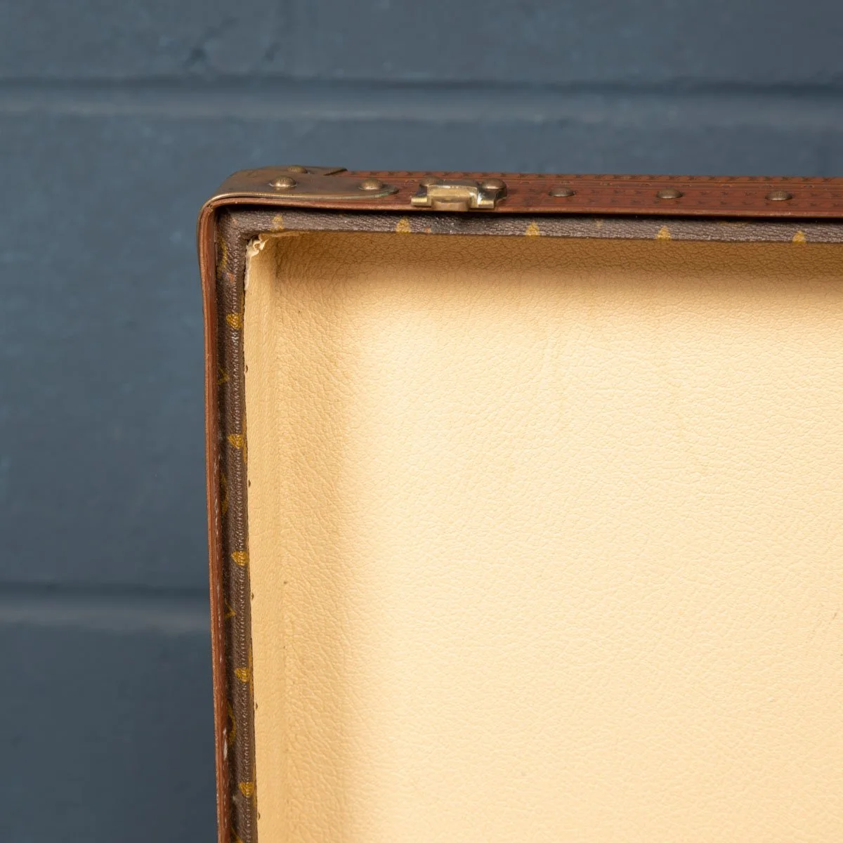 PUSHKIN ANTIQUES - LOUIS VUITTON SUITCASE IN MONOGRAM CANVAS, PARIS c.1970 - 28.jpg